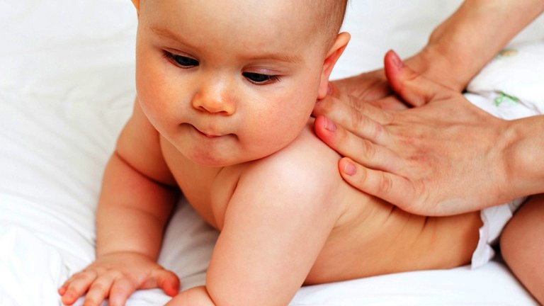 Follow these 6 ways to take care of cracked cheeks and skin of baby’s